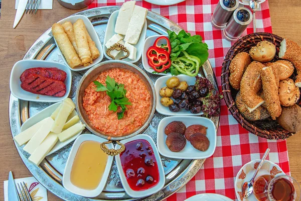 Restoranda geleneksel renkli Türk Kahvaltı Masası, — Stok fotoğraf