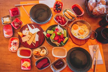 Restorandaki geleneksel renkli Türk Kahvaltı Masası