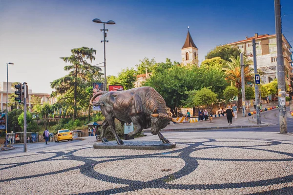 Άγαλμα ταύρου στην πλατεία Kadikoy είναι σύμβολο του Kadikoy — Φωτογραφία Αρχείου