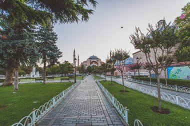 Şimdi Ayasofya Camii 'nin müze ve Sultanahmet Meydanı' ndaki eski kilise manzarası.