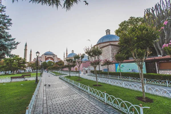 Vista da mesquita de Hagia Sophia agora, antes do museu e da igreja antiga da praça Sultanahmet — Fotografia de Stock