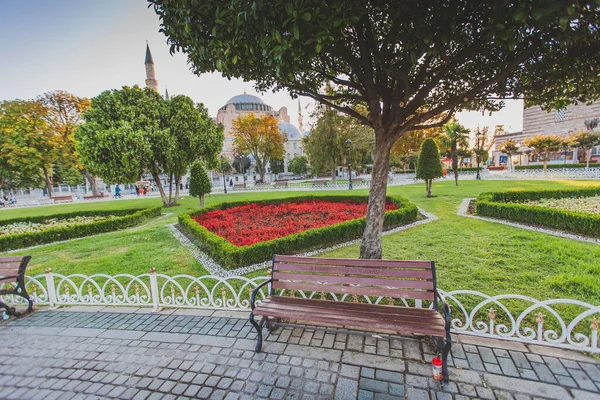 The Sultan Ahmed Mosque view from the Sultanahmet Park in Istanbul, Turkey — Stock Photo, Image