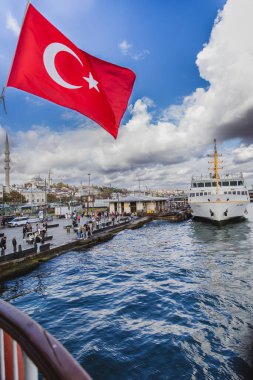 İSTANBUL, TURKIYE: Eminonu seti ve iskelesi, 5 Ekim 2025 'te İstanbul' un tarihi kısmı ve Altın Boynuz manzaralı bir yolcu feribotundan