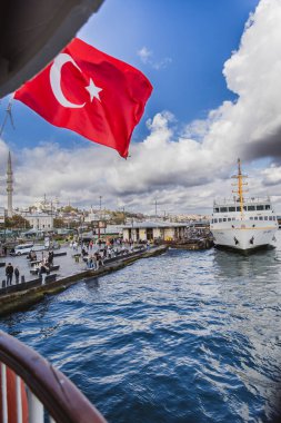 İSTANBUL, TURKIYE: Eminonu seti ve iskelesi, 5 Ekim 2025 'te İstanbul' un tarihi kısmı ve Altın Boynuz manzaralı bir yolcu feribotundan