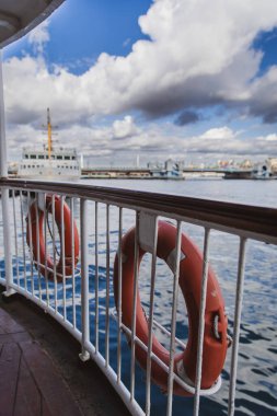 İstanbul 'daki Altın Boynuz' un yolcu feribotundan görüntüsü