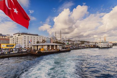 İSTANBUL, TURKIYE: Eminonu seti ve iskelesi, 5 Ekim 2025 'te İstanbul' un tarihi kısmı ve Altın Boynuz manzaralı bir yolcu feribotundan