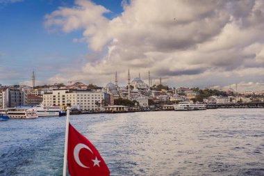 İSTANBUL, TURKIYE: Eminonu seti ve iskelesi, 5 Ekim 2025 'te İstanbul' un tarihi kısmı ve Altın Boynuz manzaralı bir yolcu feribotundan