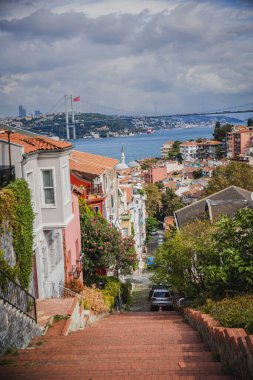 İstanbul Kuzguncuk ilçesi, İstanbul, Türkiye 'de Boğaziçi ve Boğaz Köprüsü manzaralı