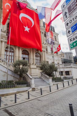 ISTANBUL, TURKIYE: 26 Ekim 2025 'te Beyoğlu' nun tarihi belediye binası