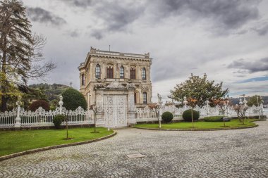 İstanbul Boğazı 'nın Asya yakasındaki tarihi Osmanlı malikanesi Kucuksu manzarası