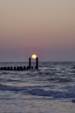 Sahilde gün batımı