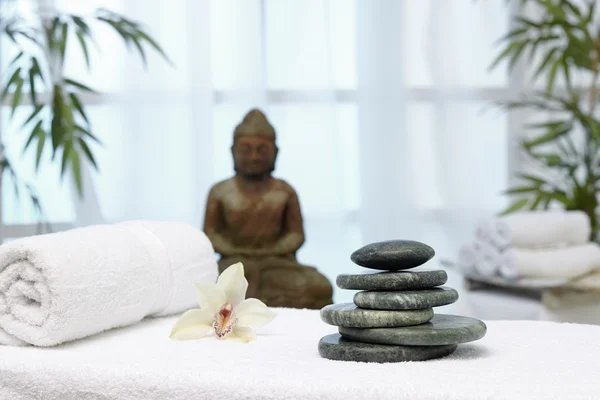 Thailändsk massage, varma stenar, Buddha — Stockfoto