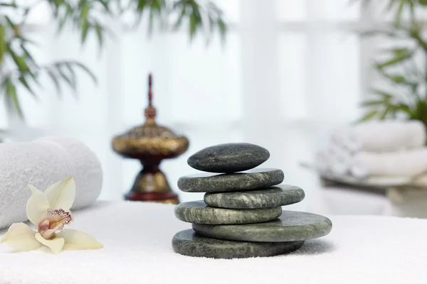 Massage thaïlandaise, pierres chaudes, Bouddha — Photo
