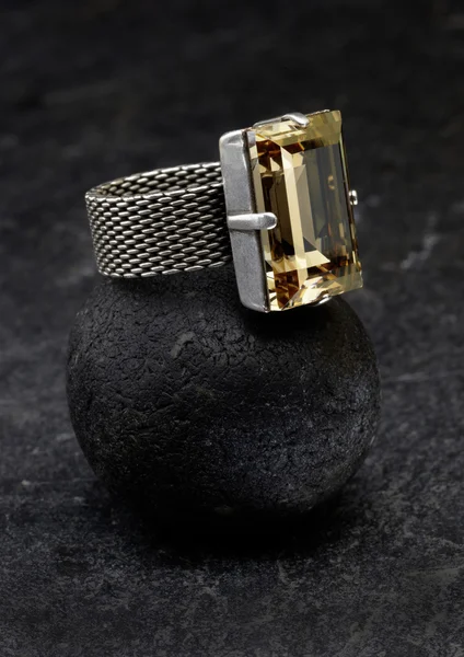 Zilveren ring met geel gemston, sieraden — Stockfoto