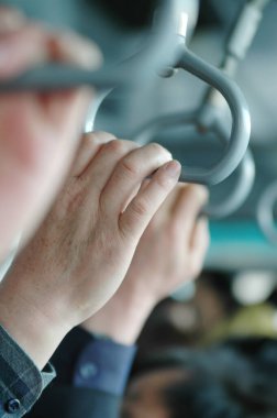 Ulaşım için tırabzanda destek bekleyen insanlar