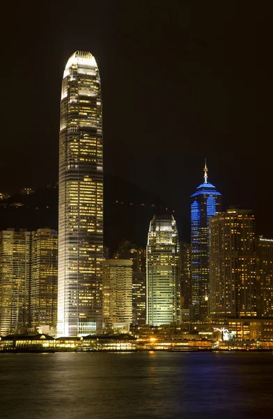 Hong Kong ビクトリア ハーバー ライト夜のパノラマ ビュー スカイラインのオリエント A 交響曲の真珠 — ストック写真