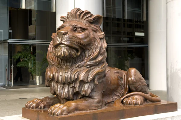イギリスの彫刻家 Ww ワグスタッフ Hong Kong Admirlty 中央ビジネス金融センター スカイライン超高層ビル銀行によって作成された本店ビルの青銅のライオン像 — ストック写真