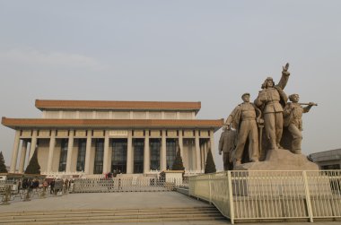 Türbesi Mao Zedong Pekin Çin Tiananmen meydanında girişinde mücadele asker heykeli