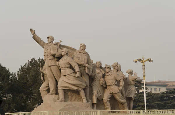 Escultura de soldados que lutam na entrada do Mausoléu de Mao Zedong na Praça Tiananmen, em Pequim China — Fotografia de Stock