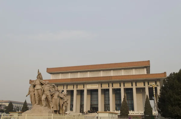 Скульптура солдат, сражающихся при входе в Мавзолей Мао Цзэдуна на площади Тяньаньмэнь в Пекине Китай — стоковое фото