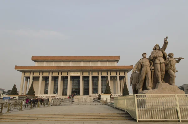 Sculpture of soldiers fighting at entrance to Mausoleum of Mao Zedong on Tiananmen Square in Beijing China — Stock Photo, Image