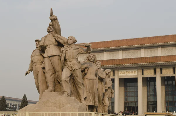 Escultura de soldados luchando a la entrada del Mausoleo de Mao Zedong en la Plaza de Tiananmen en Beijing China — Foto de Stock