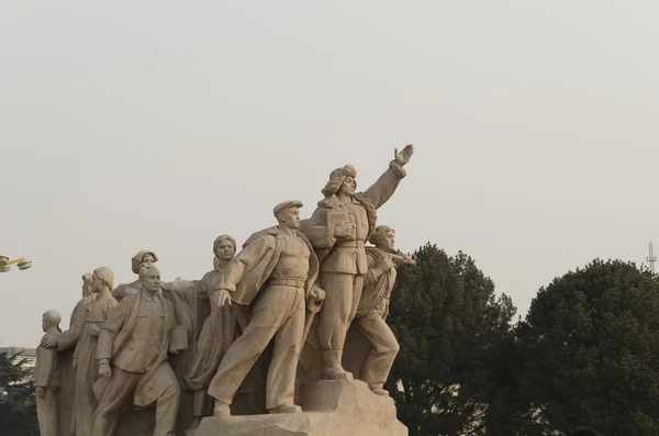 Escultura de soldados luchando a la entrada del Mausoleo de Mao Zedong en la Plaza de Tiananmen en Beijing China —  Fotos de Stock