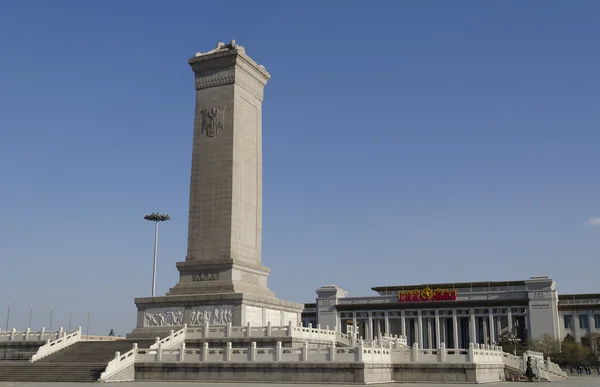 El Monumento a los Héroes del Pueblo en la parte sur de la Plaza de Tiananmen en Beijing China — Foto de Stock