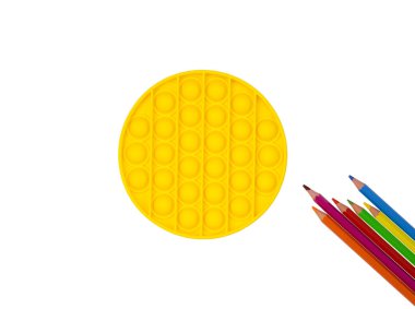 Kıpır kıpır. Duyusal stres önleyici oyuncak. Renkli kalemlerle basit gamzeler. İzole edilmiş. 