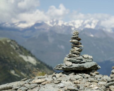 Fransız Alplerinde taş kule. Yaz seyahati. 