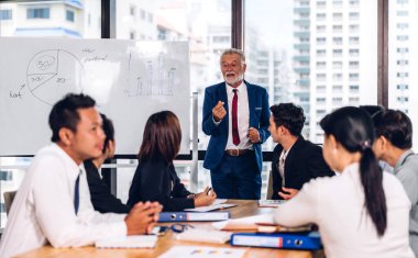 İş adamı sunum toplantısı ve yeni başlangıç projesiyle strateji tartışması. Modern çalışma ortamında belge raporuyla birlikte yaratıcı iş adamları planlama ve beyin fırtınası. Takım çalışması konsepti