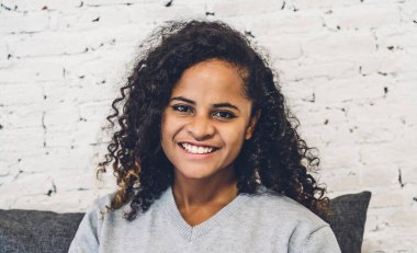 Gülümseyen güzel Afro-Amerikan siyahi kadın.