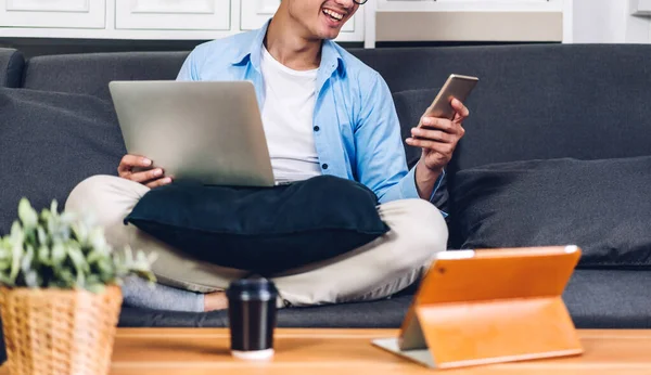 Joven Sonriente Asiático Hombre Relajante Usando Ordenador Portátil Trabajo Reunión —  Fotos de Stock