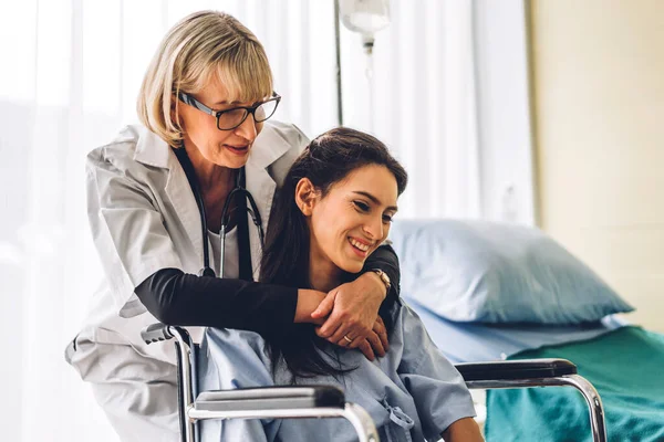 Servicio Médico Ayuda Apoyar Discusión Consulta Hablar Con Paciente Abrazar — Foto de Stock