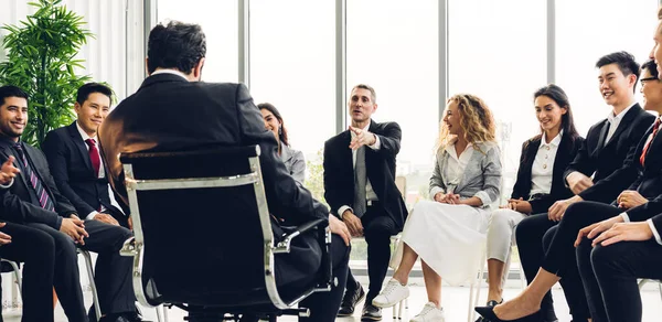 Gruppe Professioneller Geschäftstreffen Und Strategiediskussionen Mit Neuen Gründungsprojekten Kreative Geschäftsleute — Stockfoto