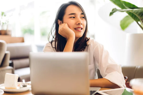 Porträt Eines Lächelnden Glücklich Schöne Asiatische Frau Entspannen Mit Laptop — Stockfoto