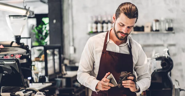 Porträt Eines Gutaussehenden Bärtigen Barista Mannes Kleinunternehmer Der Mit Laptop — Stockfoto