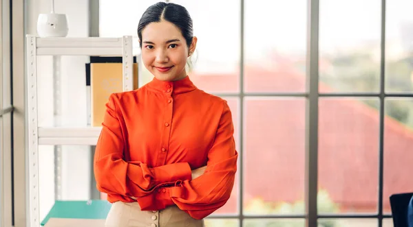 Belle Souriante Confiante Femme Affaires Asiatique Dans Smart Casual Regardant — Photo
