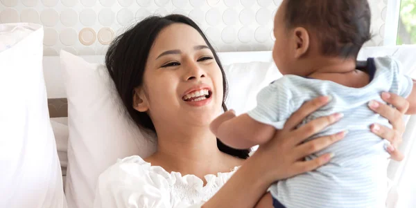 Retrato Disfrutar Del Amor Feliz Familia Asiática Madre Jugando Con — Foto de Stock