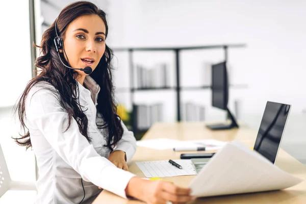 Mooie Gelukkige Call Center Glimlachende Zakenvrouw Operator Customer Support Raadplegen — Stockfoto