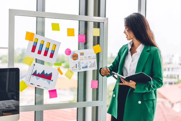 Casual Creatieve Vrolijke Glimlach Aziatische Zakenvrouw Planning Strategie Analyse Zetten — Stockfoto