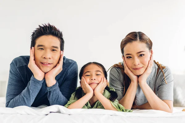 Retrato Disfrutar Feliz Sonriente Amor Asiático Familia Padre Madre Con —  Fotos de Stock