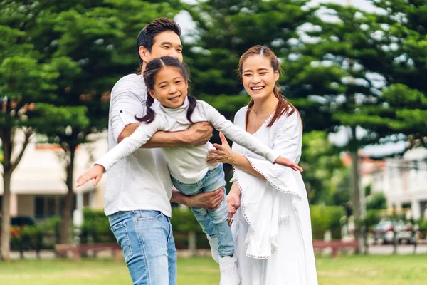 幸せな愛の肖像アジアの家族の父と母を保持しています小さなアジアの女の子笑顔遊びと楽しい瞬間を持っています楽しい時間で夏の公園で自宅 — ストック写真