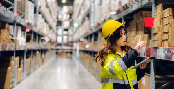 Portret Van Lachende Aziatische Ingenieur Helmen Vrouw Bestellen Details Tablet — Stockfoto