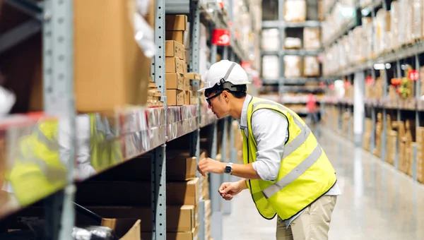 Portret Van Lachende Aziatische Ingenieur Voorman Helmen Man Bestellen Details — Stockfoto