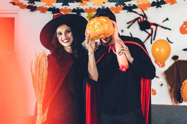 Pár Szórakozás Gazdaság Tök Visel Öltözött Karnevál Halloween Jelmezek Smink — Stock Fotó