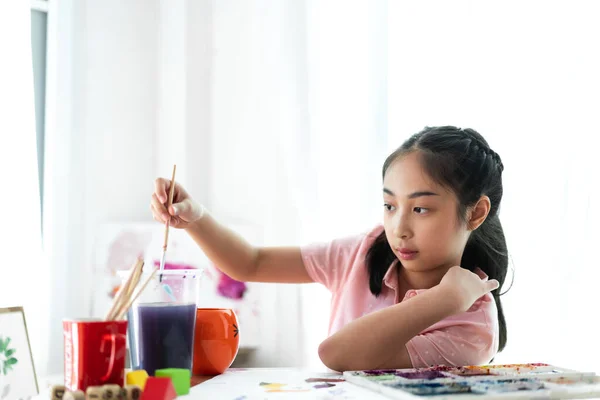 Küçük Kız Ressam Evde Renk Paleti Suluboya Resimlerle Tuvale Resim — Stok fotoğraf