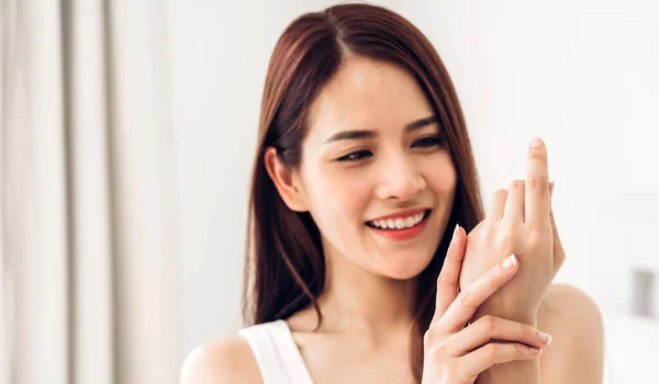 Sorrindo Jovem Bonita Bonita Mulher Asiática Limpa Fresco Saudável Skin — Fotografia de Stock