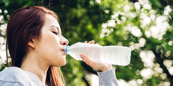 Vacker Asiatisk Kvinna Dricka Vatten Från Flaska Samtidigt Koppla Och — Stockfoto