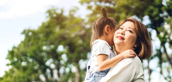 幸せなアジアの祖母とかわいい女の子の肖像画は 夏の公園で一緒にリラックスをお楽しみください — ストック写真